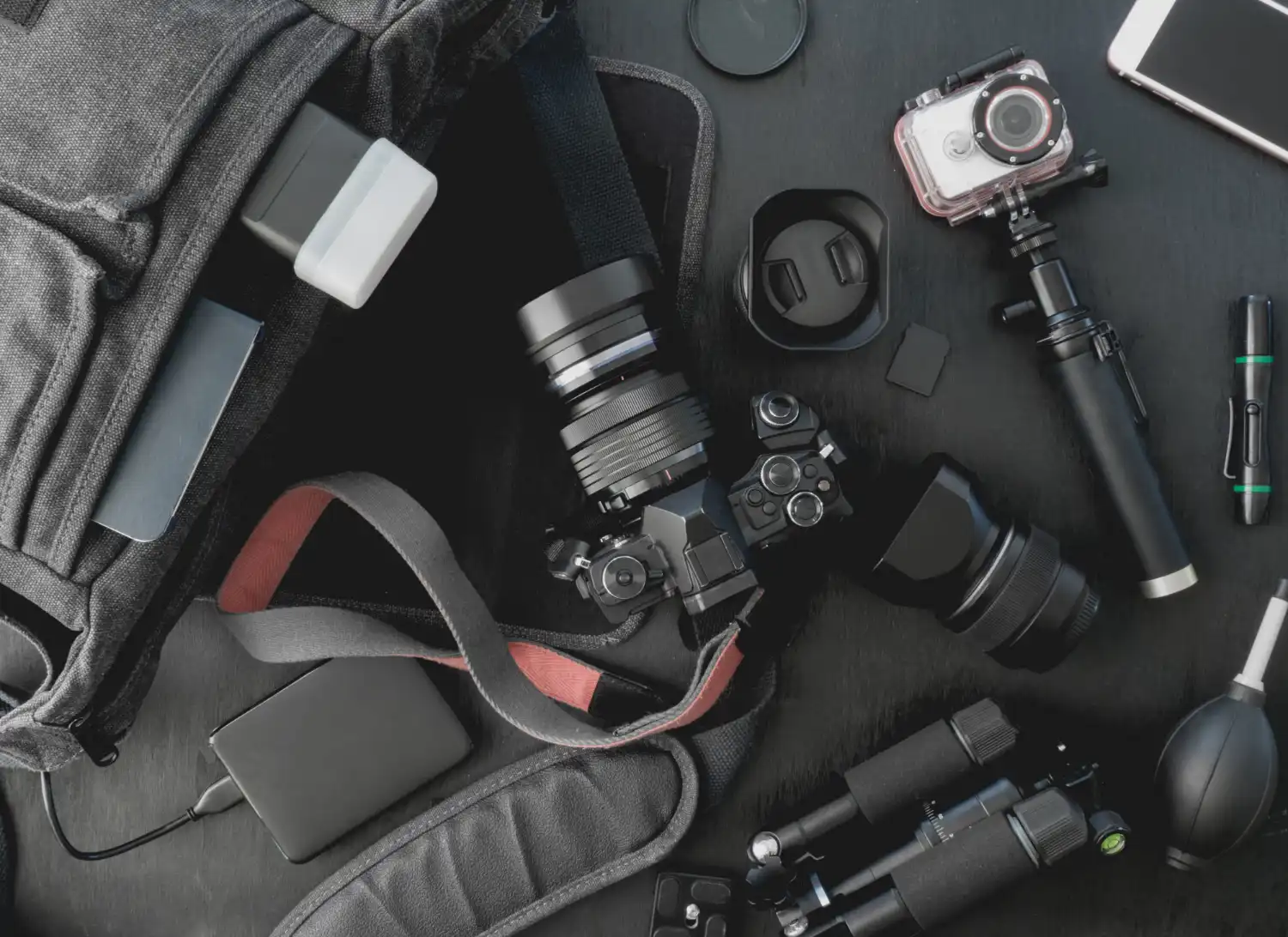 Coordinación de permisos, localizaciones, catering, transporte y seguros. Facilita la producción para que puedas centrarte en la parte creativa.